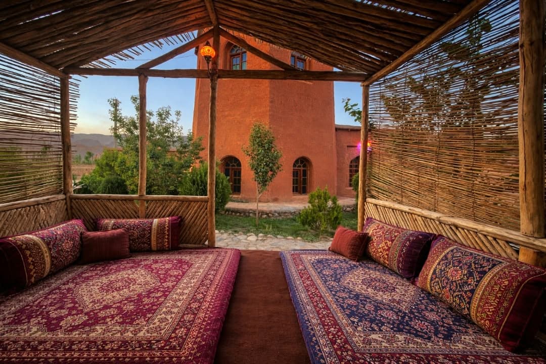 آلونک چوبی سنتی در فضای سبز هتل